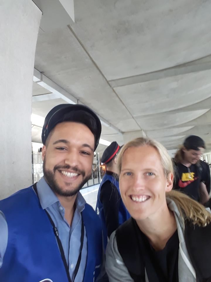 Une équipe escale souriante à Roissy pour accueillir les équipes de foot féminine de la Thaïlande 🇹🇭 et de la Nouvelle-Zélande 🇳🇿 #CoupeDuMonde2019 #SNCFauFEMININ #GareCDG #LindaMaisano