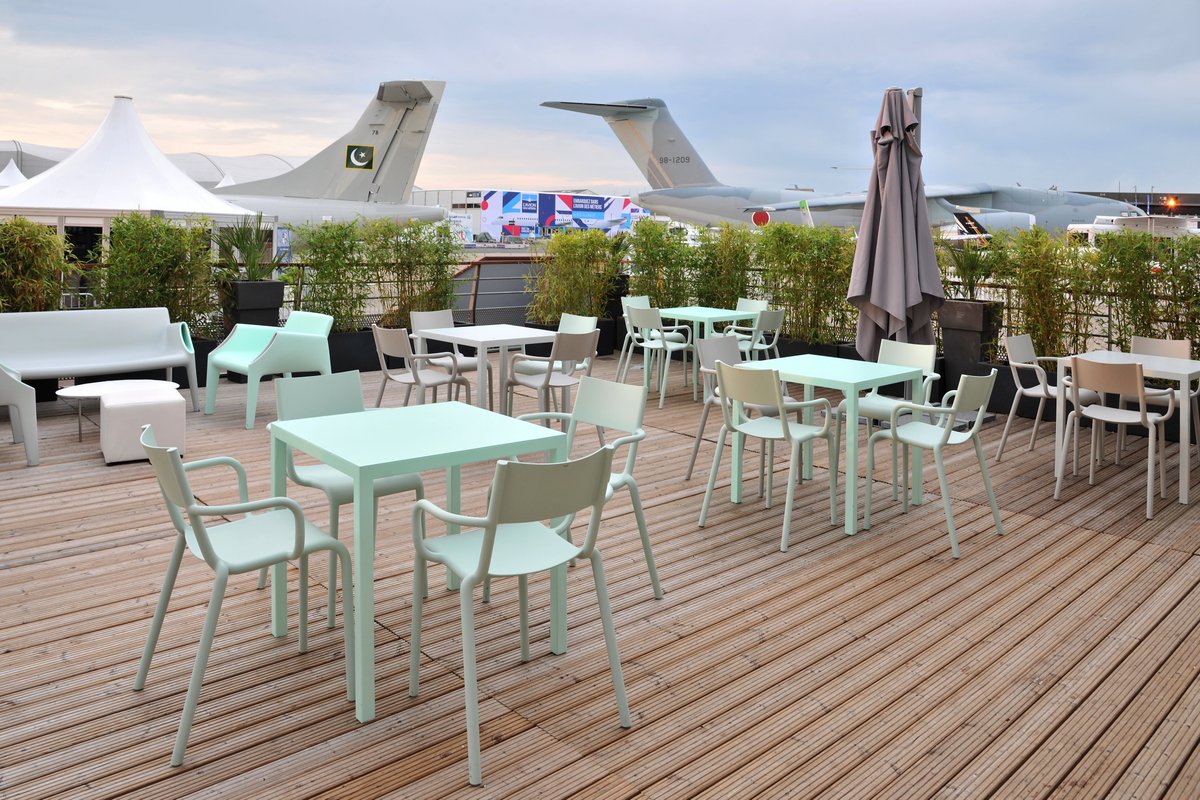 lamaisonvachon's tweet photo. Notre #mobilier aux premières loges au @salondubourget, des chalets aux espaces VIP✈️
Tables Marielle et fauteuils Generic A by Philippe Starck édités par @KartellOfficial
📸 Philippe Cler

#ParisAirShow #eventprofs #glevents #lamaisonvachon https://t.co/5iiFIoLLQy