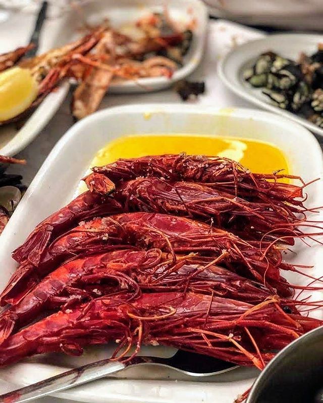 LondonZef's tweet photo. These are my absolute favourite prawns. We know them as Scarlet Shrimp, but when ordering in Ramiro, they called them Pink Prawns (according to the waiter 😁). .
.
.
Not for the squeemish. Cooked simply, it has its own super delicious gravy...its head… https://t.co/pr8aUq87DQ https://t.co/RuNLgtgsE4