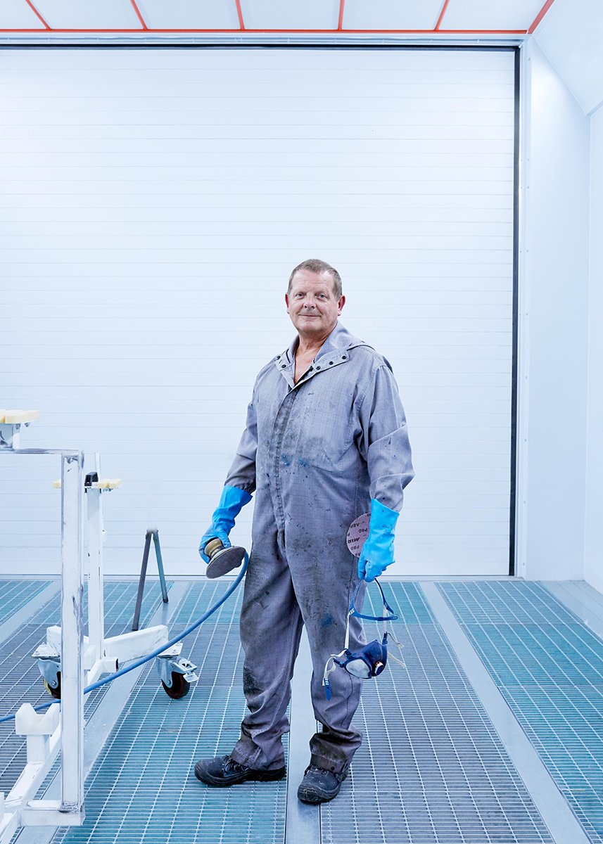jameschrispark's tweet photo. Inside the production facility of the world leading #LEVC, where the iconic black taxi has been rethought for the hybrid and electric future. A clean series of #manufacturing #imagery #automotive #photography #industrial #photographer // https://t.co/omXv9xWI3S https://t.co/ObNY9NyZLM