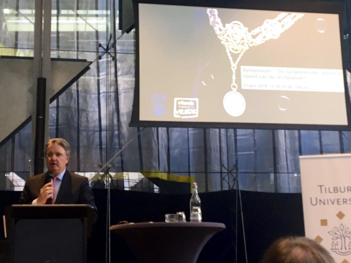 Symposium in Tilburg over de rol van de burgemeester in bestrijding van de misdaad. Titel: De burgemeester:vriend of vijand van de rechtsstaat? Stevige inleiding van Wim van de Donk @CdKBrabant. Veel zorgen over de rechtsstaat, er is meer inzet nodig mbt rechtsbescherming.