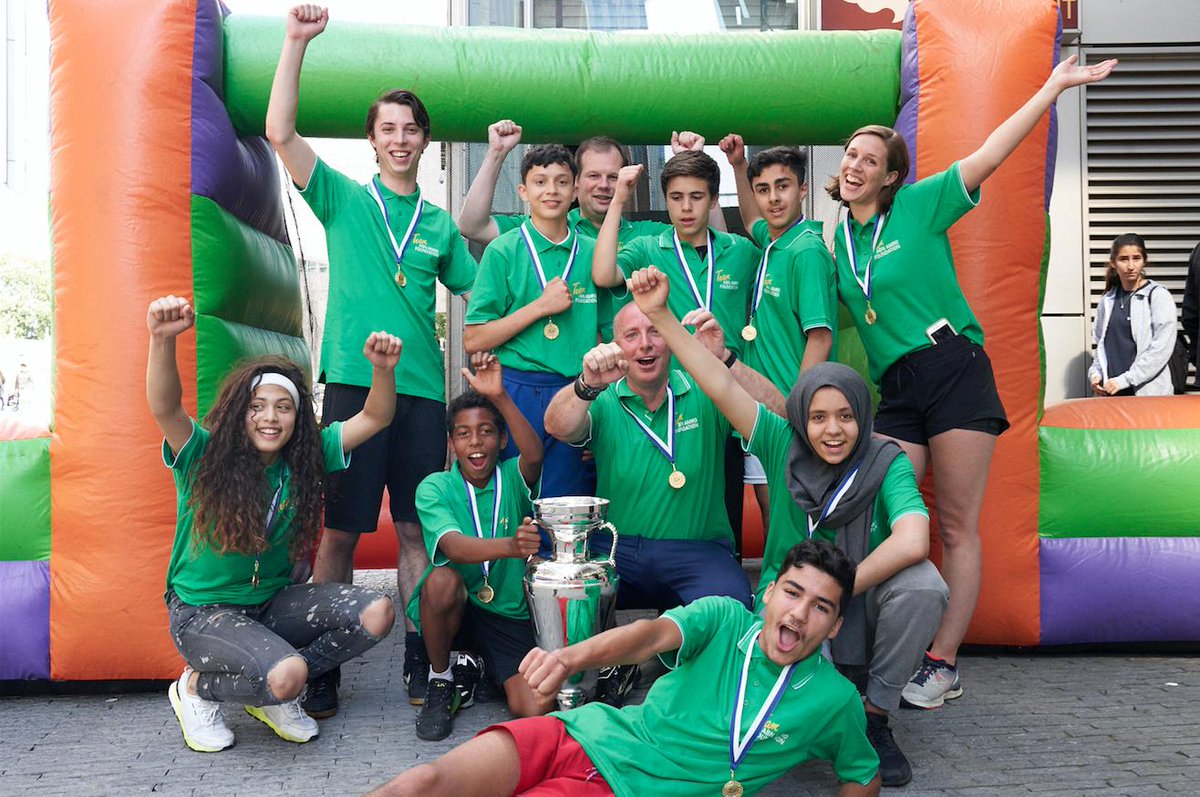 Bijzondere ontmoetingen. Sportief samenspel. Zomers weer. De elfde editie van het Straatvoetbaltoernooi op de Zuidas was er een ‘volgens het boekje’. Dankjewel bedrijventeams. Dankjewel leerlingen en docenten van het Calvijn College. De aftermovie is in de maak…
