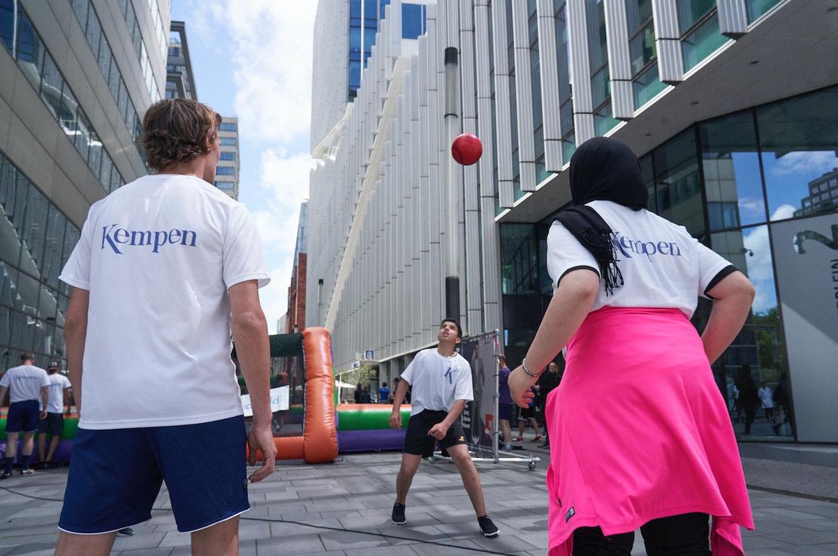 DeNieuwePoort's tweet photo. Bijzondere ontmoetingen. Sportief samenspel. Zomers weer. De elfde editie van het Straatvoetbaltoernooi op de Zuidas was er een ‘volgens het boekje’. Dankjewel bedrijventeams. Dankjewel leerlingen en docenten van het Calvijn College. De aftermovie is in de maak… https://t.co/TSvs4j0avI