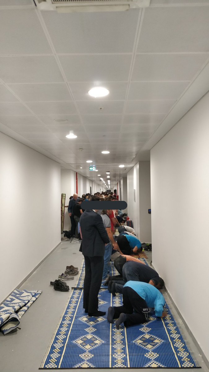 İstanbul Havalimanında Emine Erdoğan geliyor diye 5000 kişilik mescit bugün kapatılmış vatandaş Cumayı bu dar alanda zor kılmış.