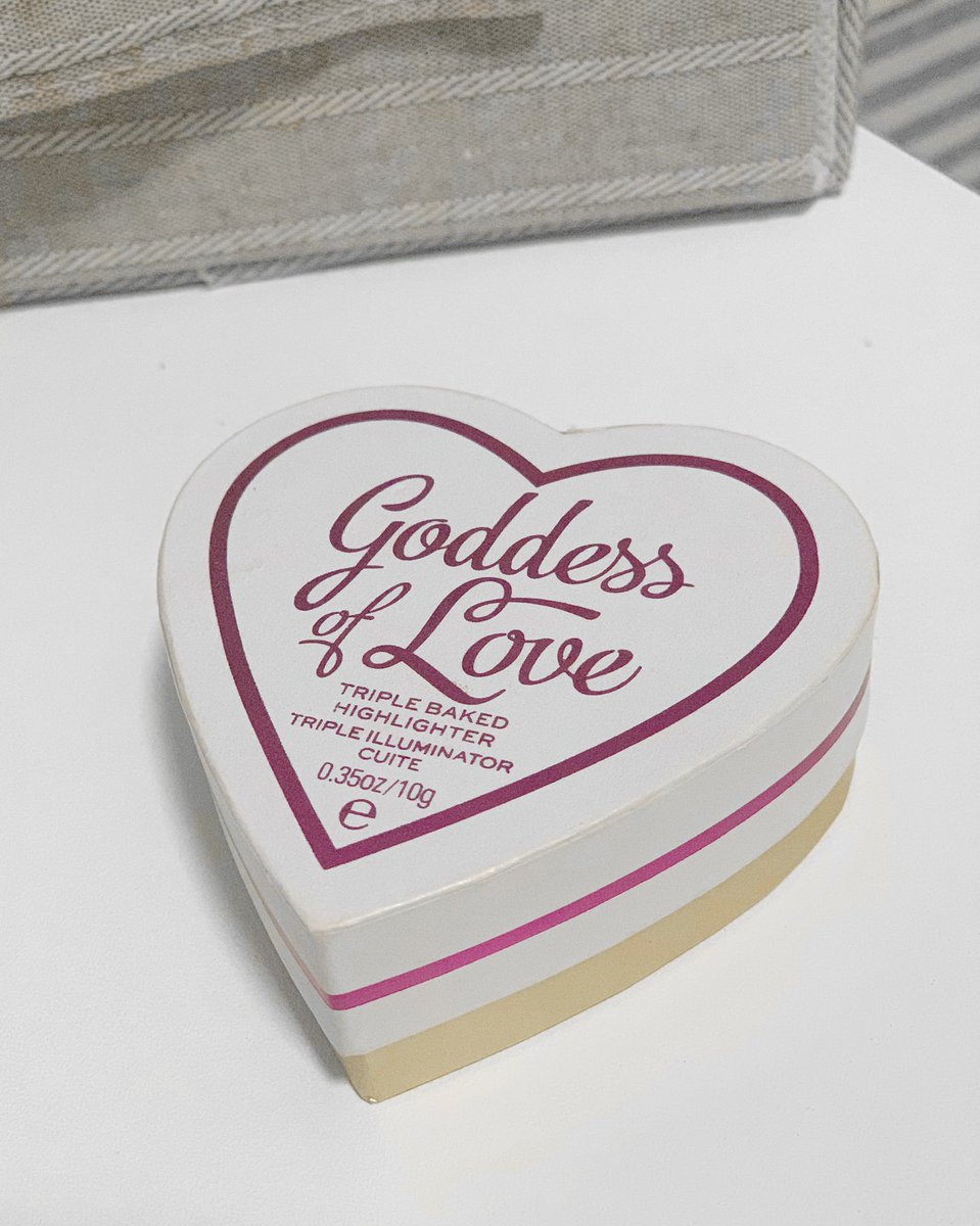 proudsitaaa's tweet photo. แป้งไฮไลท์ของ Makeup Revolution สี Goddess Of Faith คือดีงามมม ใช้ได้ทุกวัน สีไฮไล��์ออกเป็นโทนสีเนื้อเข้าผิวฉ่ำโกลวสุดๆอ้ะ ชิมเมอร์เนื้อละเอียด พิ้กเมนต์แน่น สีชัด ติดทน แพ็คเกจรูปหัวใจน่ารักๆ ใครที่สนใจเราสั่งจาก Konvy ราคาเหลือ 299 บาทด้วยนะ ไม่แพงง #ไว้รีวิวห้ามขายของโว้ยยย https://t.co/f32iN5xa8d