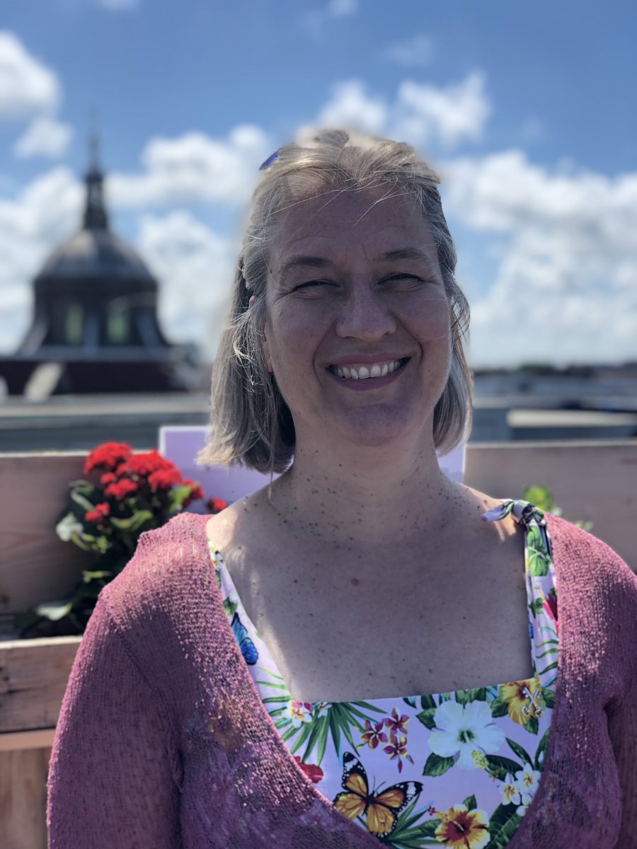 Martine (wethouder duurzaamheid, mobliteit &amp; beheer openbare ruimte), wat ga jij in de toekomst doen voor de stad? “Chef groene daken” zo noemt Martine zichzelf, zegt: “polderdaken helpen ontwikkelen. Ik help het singelpark te realiseren. Stadslandbouw op daken, dat vind ik leuk!