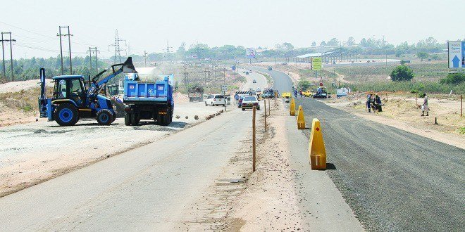 CChidenyika's tweet photo. #First100DayCycle Roads Dualisation. Harare - Bulawayo Road dualised from Norton to Tollgate (59.5km peg). Work on the rail-over-bridge is now at an advanced stage. Harare-Mutare road dualised from Ruwa Tollgate to Melfort. Dualisation will decongest roads & improve traffic flow https://t.co/rHb1ZQQ1mI