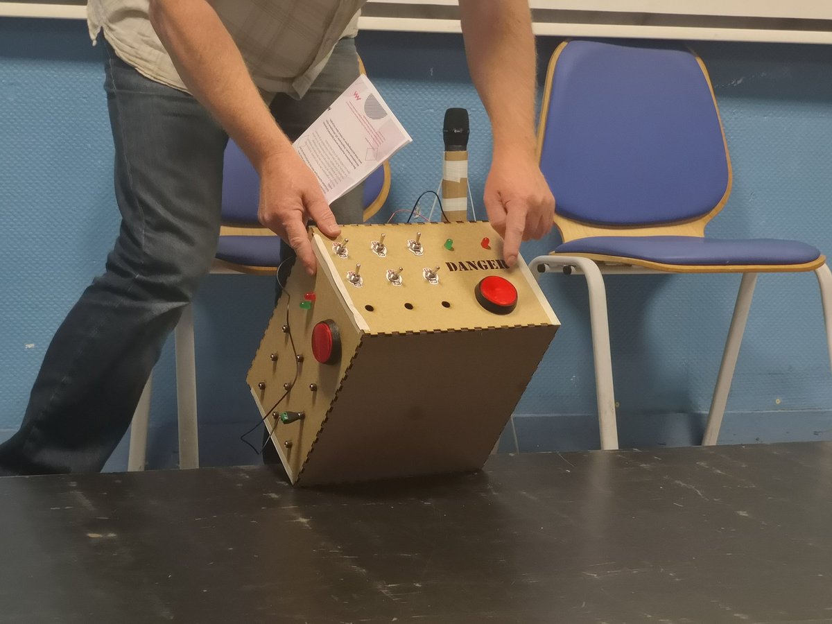 So_Geff's tweet photo. Projet 3/ LA MACHINE INFERNALE DU PROFESSEUR FOLDINGUE: réalisation d'un jeu type escape game pour un moment brise glace. #hackbrest2019 @canope_29 @UBO_OpenFactory @atbrest @TelefabBrest @Fababrest @FabDuPonant @petitsdebsBrest https://t.co/I8ZdMOVbTL