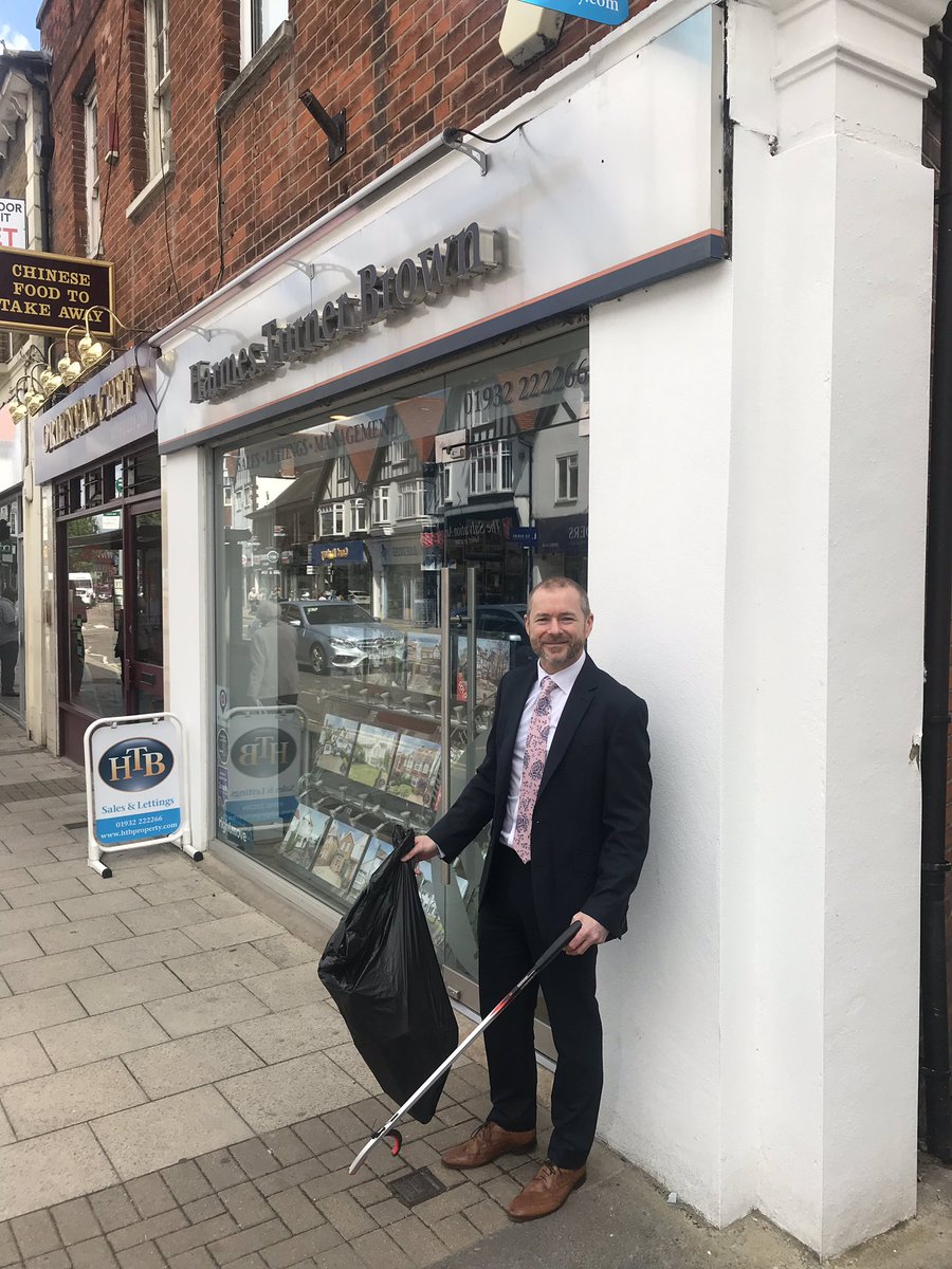 HTBproperty's tweet photo. @LitterWalton @HershamHub #litter #WaltonOnThames #timetotidy #cleanthehighstreet He may not be the best looking litter picker but surely he’s the best dressed? We’ll let you decide! https://t.co/3I128dt1ix