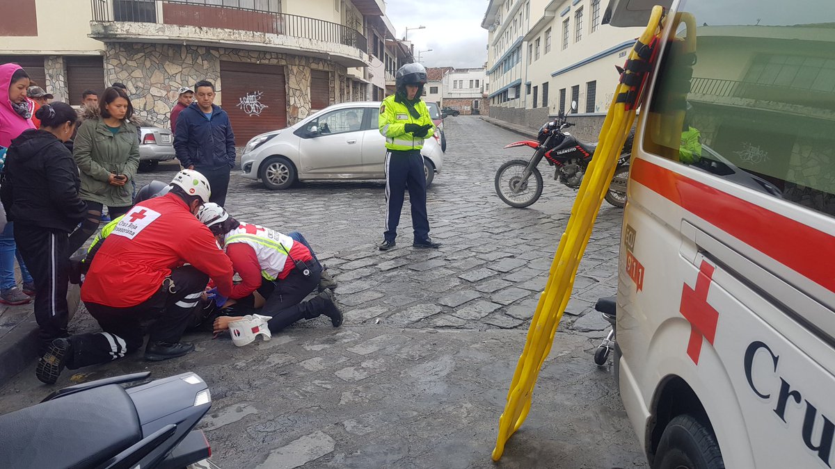 MarcoNavarroB's tweet photo. #ATENCIÓN Accidente de tránsito en la intersección se las calles Tomás Ordóñez y Alfonso Jerves. Una motociclista herida.  Personal de @cruzrojaazuay y @emov_ep en el lugar. https://t.co/RpC0oWHE8P