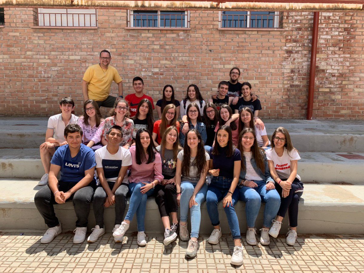 invesalbares_'s tweet photo. 💥BUENAS NOTICIAS💥Tenemos el placer de informaros de la que "La Puerta" ha obtenido el tercer premio en la XVIII Edición del @EPestudiantes , estamos muy contentos de haber participado y de que tanto esfuerzo haya tenido recompensa💛 
#lapuertalbares @el_pais https://t.co/R6sLoTk09e