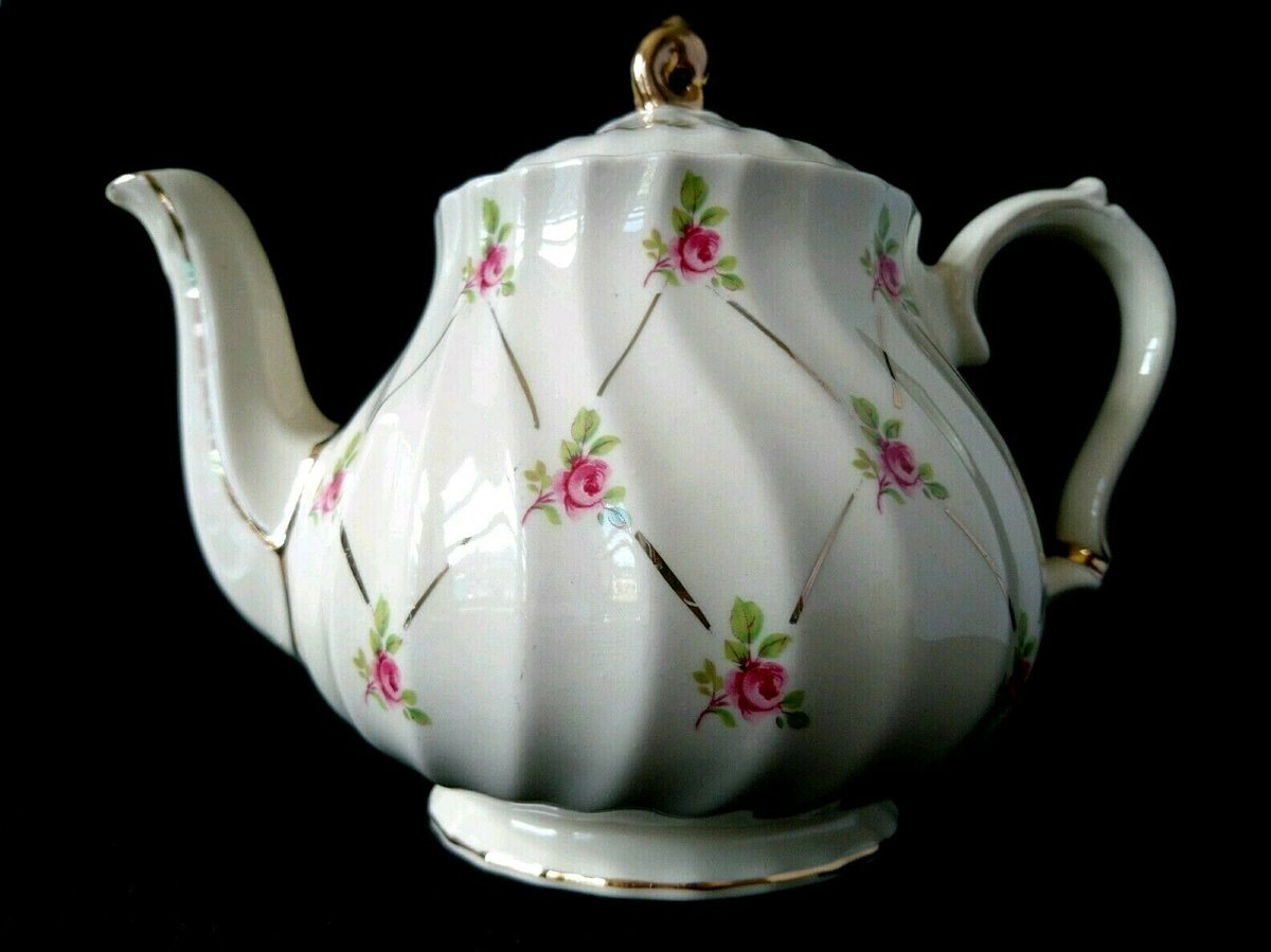 Seraphimslair's tweet photo. 🌸#HappyFriday! New at #SERAPHIMSLAIR #English #Sadler #Teapot #Pink #Roses #USA #UK #London #Brighton #Cumbria #NYC #Ohio #NewEngland #Washington #Maine #Florida #HomeDecor #Vintage #Gifts #Weekend #Shopping #Weddings #Vintage #Midcenturymodern https://t.co/lIuJBF7tjj #Etsy🌸 https://t.co/X1o6fCuIdj