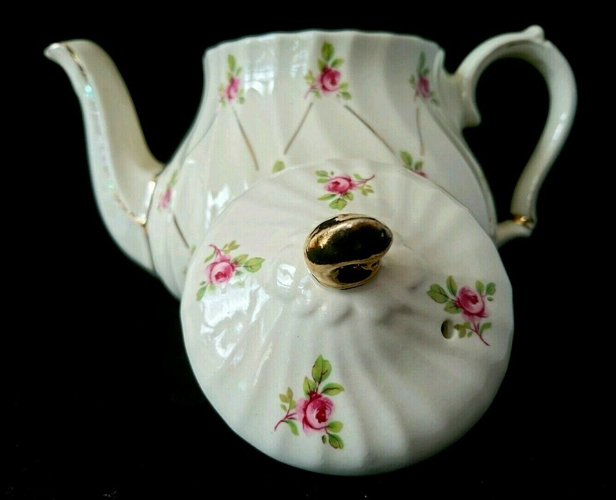 Seraphimslair's tweet photo. 🌸#HappyFriday! New at #SERAPHIMSLAIR #English #Sadler #Teapot #Pink #Roses #USA #UK #London #Brighton #Cumbria #NYC #Ohio #NewEngland #Washington #Maine #Florida #HomeDecor #Vintage #Gifts #Weekend #Shopping #Weddings #Vintage #Midcenturymodern https://t.co/lIuJBF7tjj #Etsy🌸 https://t.co/X1o6fCuIdj