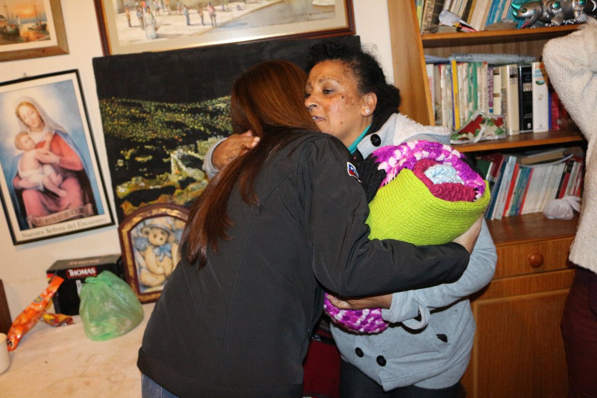Tws_Solidarios's tweet photo. Anoche nuevamente salimos a #RutaCalle visitamos el #Comedor421 de la @CorpLaMatriz y el Hogar del Migrante Corazón de María en #Valparaiso allí entregamos TUS MANTITAS que tejiste con tanto amor. Gracias por apoyar #TejiendoAmor2019 #FelizViernes #TwitterosSolidarios https://t.co/HeCEi6CN2s