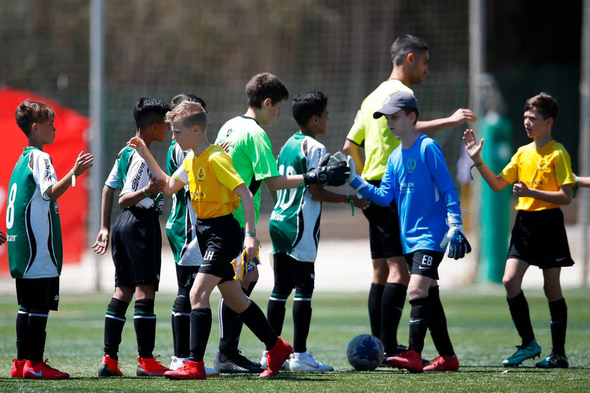 MRFA from Essex and the Brazilian Semente Futuro Yoorin shaking hands prior to their tight group game at the Football Cup Barcelona. #footballcupbarcelona @mrfa_13 #planeta_bola_eventos #fotbollscup #djugend #cjugend #sementedofuturo <a href="/planeta_bola/">Planeta da bola</a> #footballforfun #enjoyfootball
