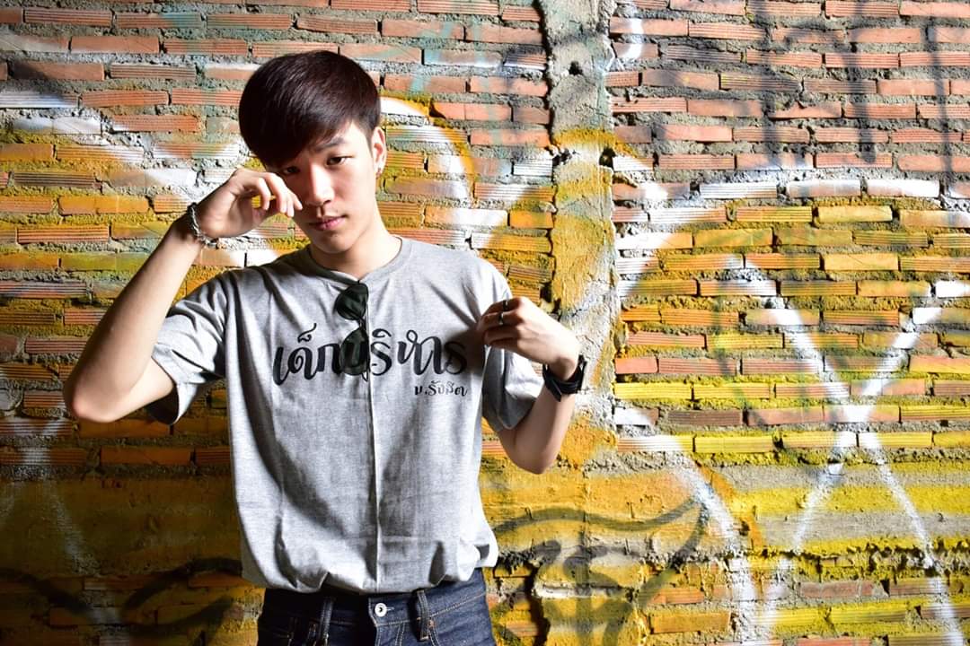 TheSeng_Wichai's tweet photo. นายแบบคือนั้ลลั้คคคที่สุดเลยเว้ยแกร ❤

ไปอุดหนุนเสื้อ 'เด็กบริหาร' ม.รังสิต ได้ที่หน้าตึก 2 คณะบริหารธุรกิจ ม.รังสิต
หรือติดต่อ ID LINE:chompoo2480
มีไว้สักตัว ไม่ต้องกลัวตกเทรน อิ____อิ
#ช่วยน้องขายของ
#Seng_wichai 
#WhyRUTheseries https://t.co/gNWW1I1kJI
