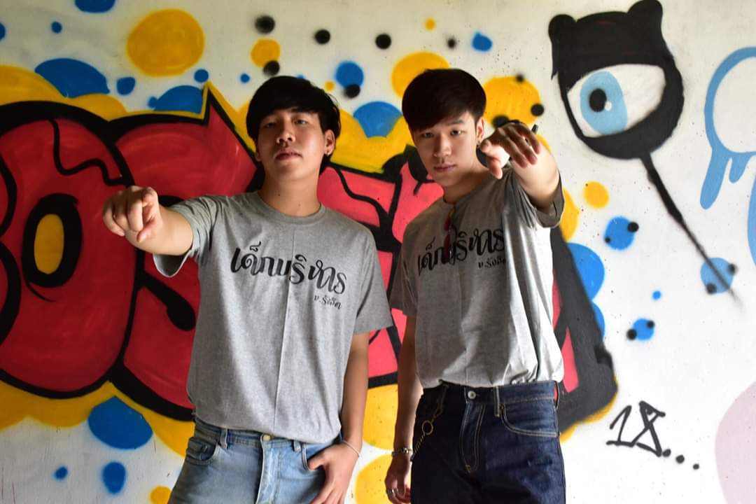 TheSeng_Wichai's tweet photo. นายแบบคือนั้ลลั้คคคที่สุดเลยเว้ยแกร ❤

ไปอุดหนุนเสื้อ 'เด็กบริหาร' ม.รังสิต ได้ที่หน้าตึก 2 คณะบริหารธุรกิจ ม.รังสิต
หรือติดต่อ ID LINE:chompoo2480
มีไว้สักตัว ไม่ต้องกลัวตกเทรน อิ____อิ
#ช่วยน้องขายของ
#Seng_wichai 
#WhyRUTheseries https://t.co/gNWW1I1kJI