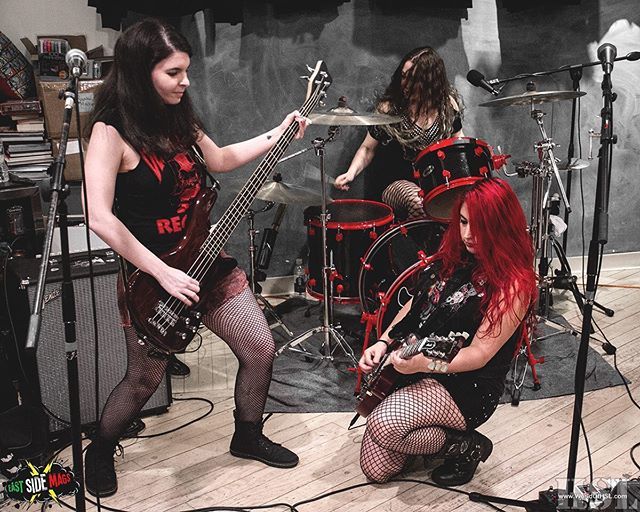 WorldOfHSL's tweet photo. “If I fall back down, you’re gonna help me back up again.
If I fall back down, you’re gonna be my friend.” @jackknifestiletto ‘Fall Back Down’ (at @eastsidemags).
🎸
#jackknifestiletto #eastsidemags #blackheartrecords #womenwhorock #rockshow #localmus… https://t.co/JWHz07roGB https://t.co/6GPoxtOOjN