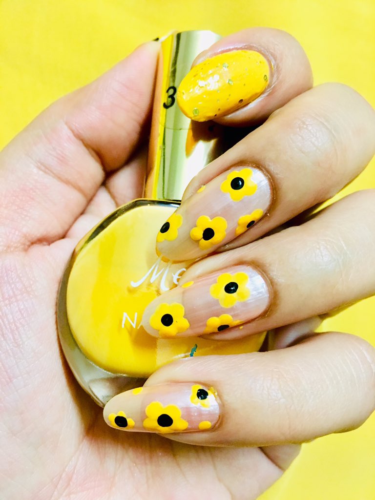 FreewayOf's tweet image. Sun Flower Nail Art :) #freewaybeautyofnails #youtuber #beautyful  #nailart