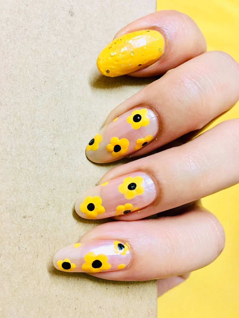 FreewayOf's tweet image. Sun Flower Nail Art :) #freewaybeautyofnails #youtuber #beautyful  #nailart
