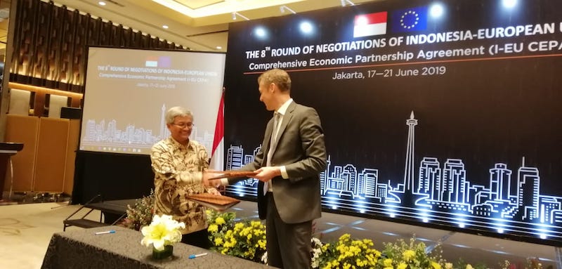 uni_eropa's tweet photo. All smiles for #IEUCEPA ๐ช๐บ๐ฎ๐ฉ negotiators at the conclusion of the 8th round of trade talks in Jakarta. ๐๐
A report summarising the progress made during the 8th round will be published in due course. For previous reports, see https://t.co/0I188mJMSs
#EUandRI #CEPA https://t.co/vUDqwGO9JD