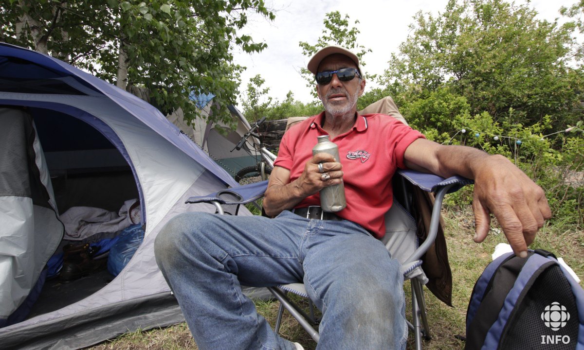 patricklacelle's tweet photo. Moncton réglemente un campement de fortune créé par des sans-abri. Je suis allé à leur rencontre. ➡️ https://t.co/hpxlUPJi8C https://t.co/QYRrSxpifO