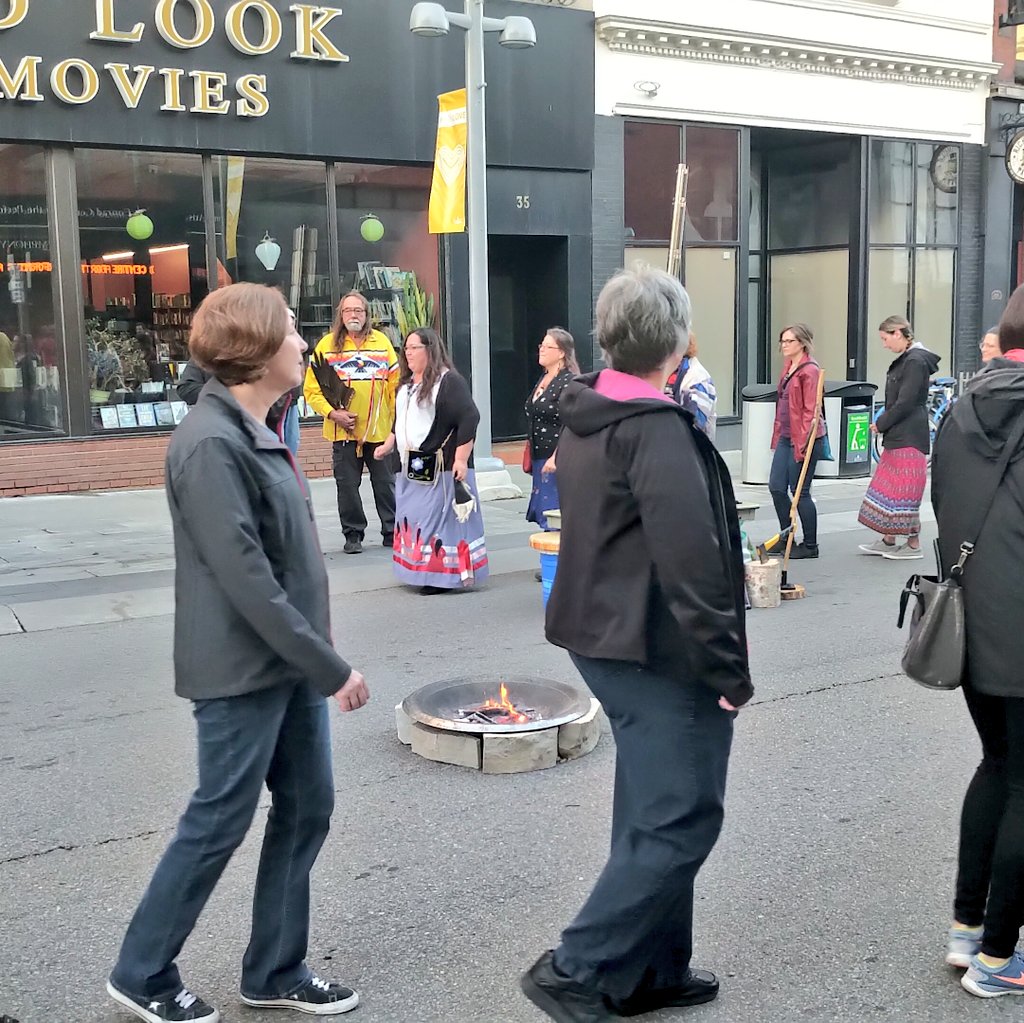 berryonline's tweet image. Couldn&apos;t think of a better way to celebrate National Indigenous Peoples&apos; Day than with this beautiful Haudenosaunee #AtFirstLight sunrise ceremony at @THEMUSEUM in @DTKitchener this morning at 559am. #miigwetch