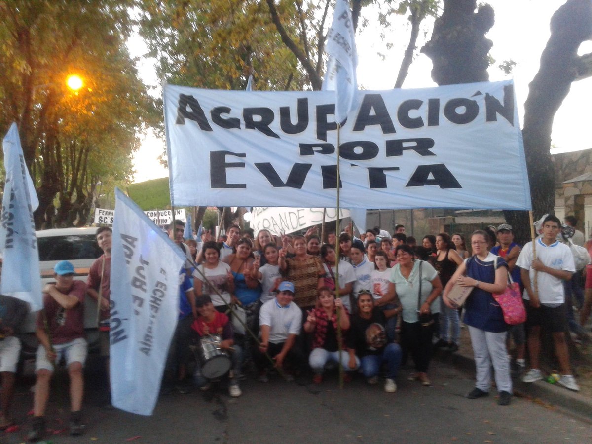 agruporevita's tweet photo. Nacimos, crecimos, militamos y vivimos toda la vida en Esteban Echeverria. Siempre trabajamdo por y para la gente, nunca nos cambiamos la camiseta y siempre estuvimos con quien mas nos necesito que es la gente. #peronismo
#echeverrianosdesdelacuna
#elegimosiempreestar
#Evita ✌ https://t.co/YK1DPre1vh