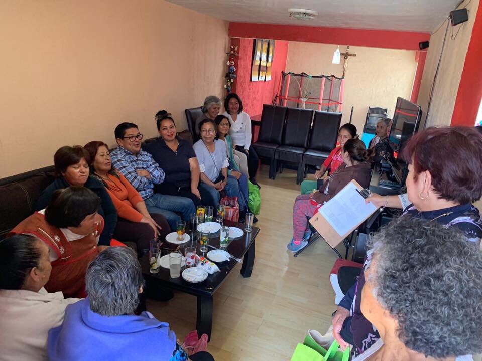 RicardoCortesM's tweet photo. Me reuní con vecinos de Las Marinas quienes tienen muchas inquietudes respecto a su comunidad para las cuales buscaremos, en conjunto, encontrar la forma de solucionar. Agradezco a Gemma Mendiola el apoyo para recibirnos en su casa y el interés en ayudar a que su comunidad mejore https://t.co/sQWIQHNNQJ