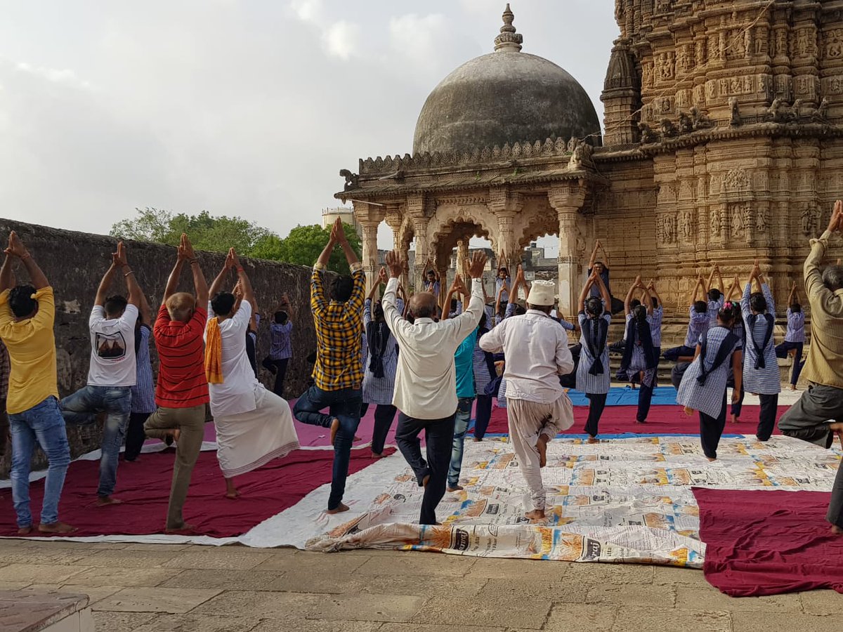 CollectorRjt's tweet photo. #InternationalDayofYoga celebration at #Supedi heritage temple #dhoraji #Rajkot.
#YogaForHeartCare
#YogaAtIconicHeritageSite
@GujaratTourism
#YogaDay2019 #योगदिवस https://t.co/Az2OxSvQ3i