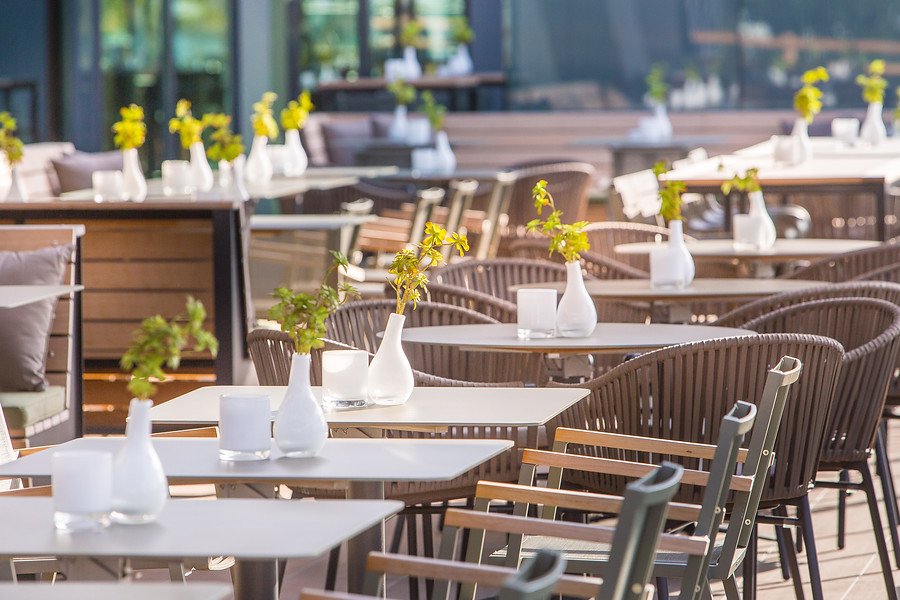 Vandaag begint de zomer! 
Het is deze zomer heerlijk vertoeven op ons zonnige terras, waar u kunt genieten van een (zomers) drankje en hapje. Zien wij u snel?