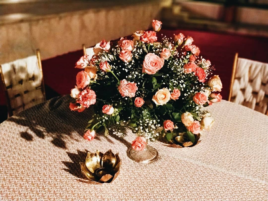 bugs_designbug's tweet image. To make your tables truly stunning on your wedding day, you&apos;ll want lovely flower centerpieces as the focal point and there&apos;s something so alluring about a simple vase with an abundant flower combo—especially when they&apos;re all pink.#weddingflowers #weddingplanning #weddingplanner