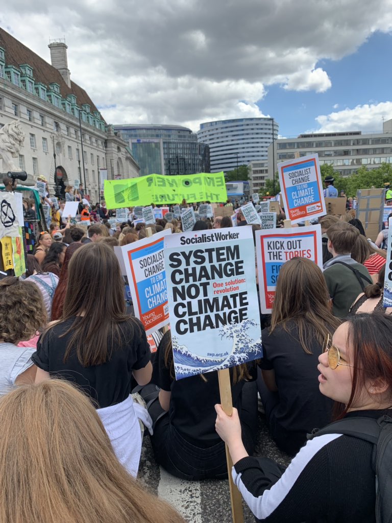 ClaudiaTBejan's tweet photo. #YouthStrike4Climate 🌎🌎🌏 https://t.co/r6GGrryKy4