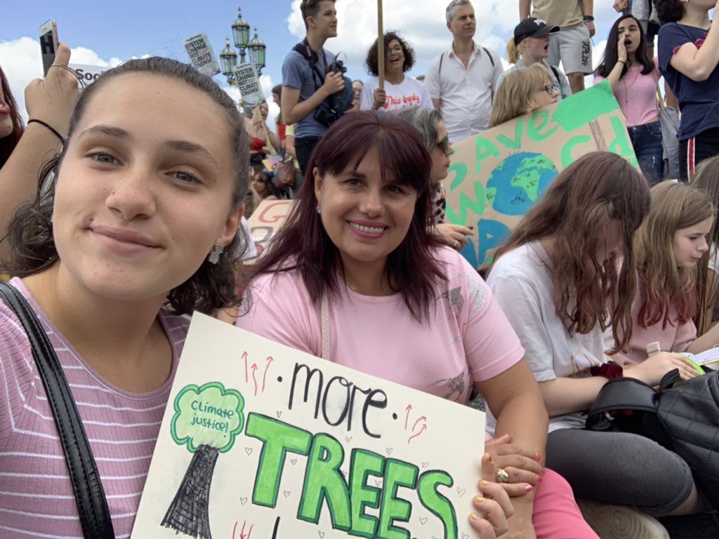 ClaudiaTBejan's tweet photo. #YouthStrike4Climate 🌎🌎🌏 https://t.co/r6GGrryKy4