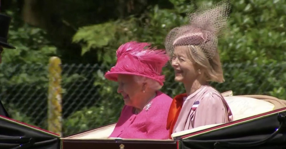 itvracing's tweet image. Her Majesty has arrived in a beautiful #RaspberryPink outfit for a day in the sun at Royal @Ascot ☀️

#RoyalAscot