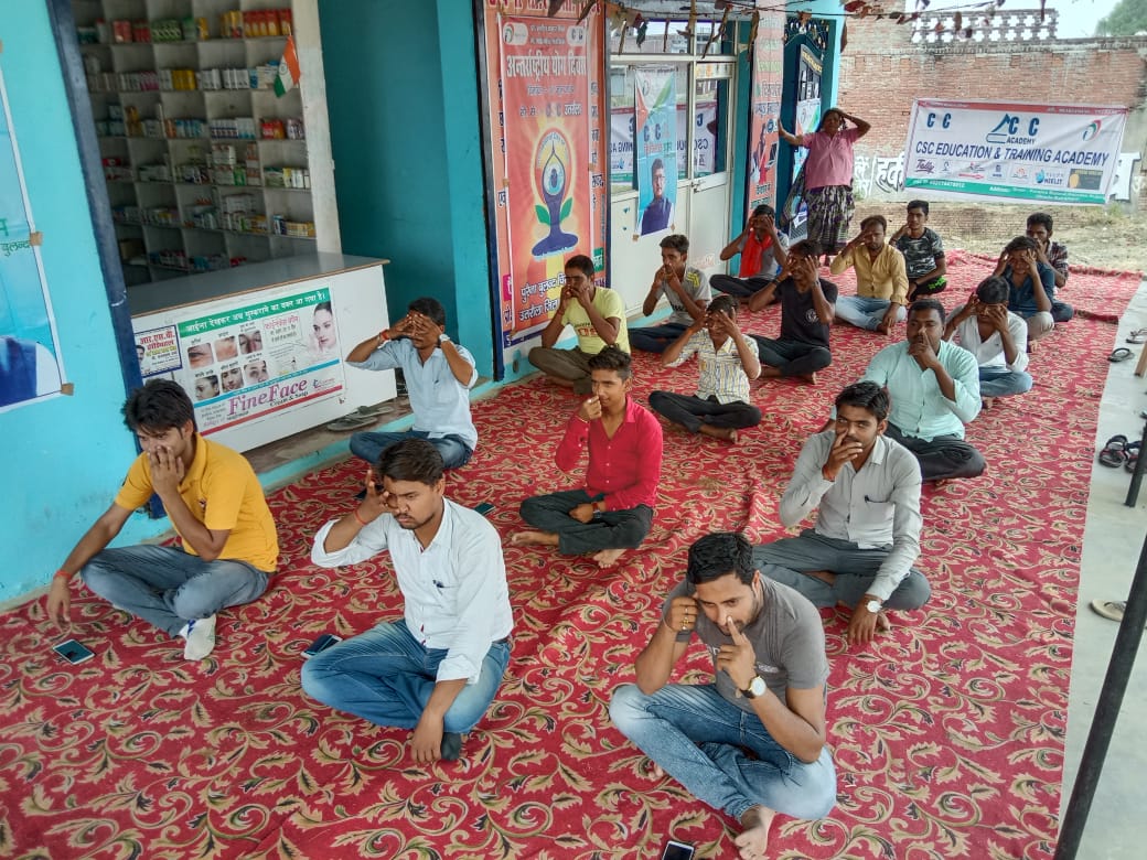 LOKESHPRATAPYA1's tweet image. @CSCegov_अंतर्राष्ट्रीय योग दिवस के शुभ अवसर पर आज डिजिटल ग्रामपंचायत पुरैना बुलंद, उतरौला, बलरामपुर में कॉमन सर्विस सेंटर पर योग शिविर का आयोजन किया गया और इसमें गांव के लोगों के साथ योगाभ्यास करते हुए विभिन्न आसनों को किया गया और योग के महत्व को बताया गया। &quot;करे योग, रहे निरोग।&quot;