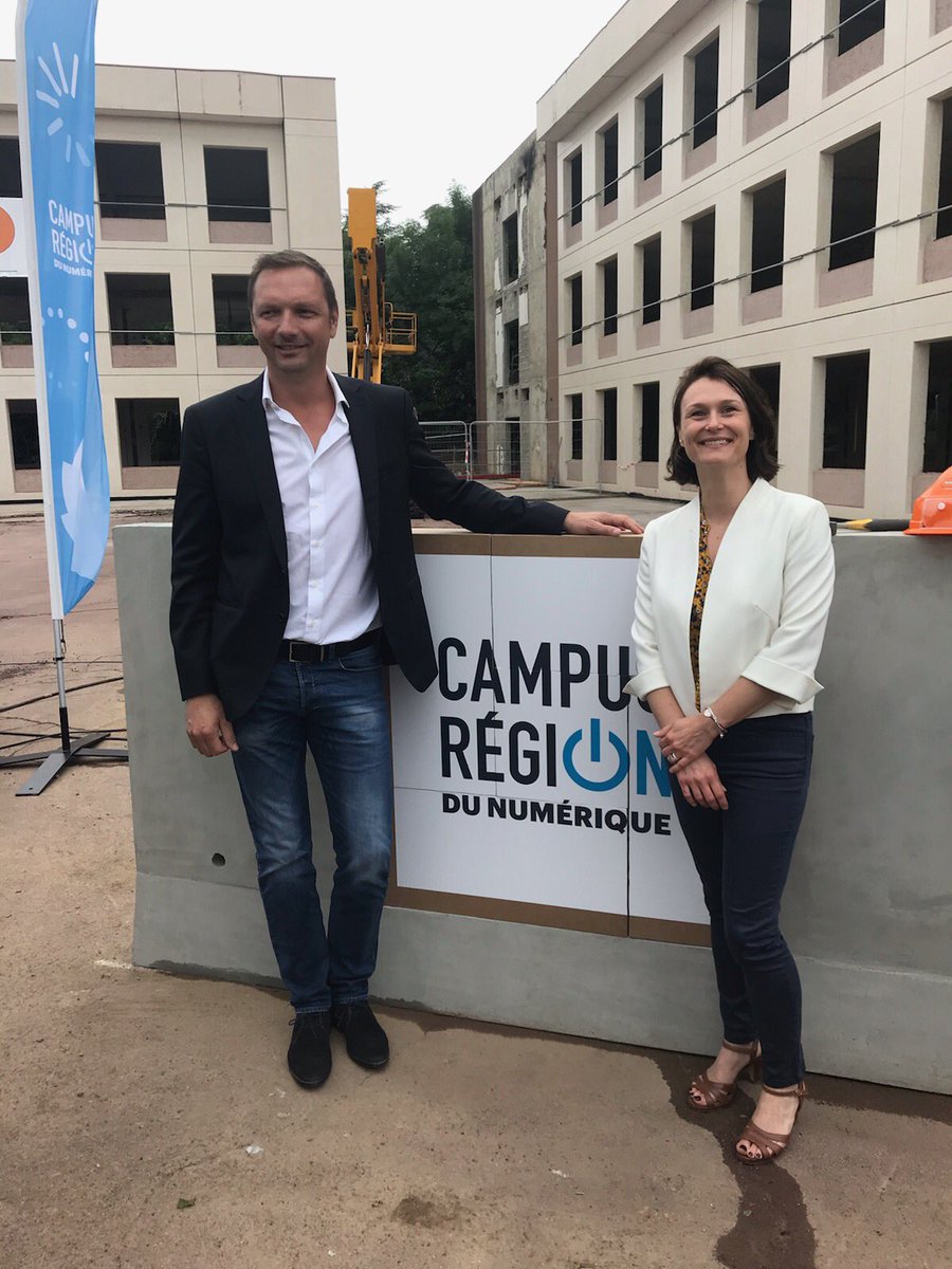 LionelPOINSOT's tweet image. Dans un an on y est ! Les travaux du @CampusRegion de Charbonnière sont dans les délais. La Vice-Présidente de la région @juliette_jarry pose la #PremierePierre et pose aussi avec le Président de l’@ENE_69 😉 @auvergnerhalpes