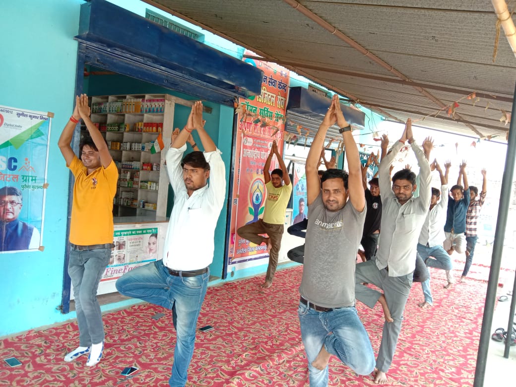 LOKESHPRATAPYA1's tweet image. @CSCegov_अंतर्राष्ट्रीय योग दिवस के शुभ अवसर पर आज डिजिटल ग्रामपंचायत पुरैना बुलंद, उतरौला, बलरामपुर में कॉमन सर्विस सेंटर पर योग शिविर का आयोजन किया गया और इसमें गांव के लोगों के साथ योगाभ्यास करते हुए विभिन्न आसनों को किया गया और योग के महत्व को बताया गया। &quot;करे योग, रहे निरोग।&quot;