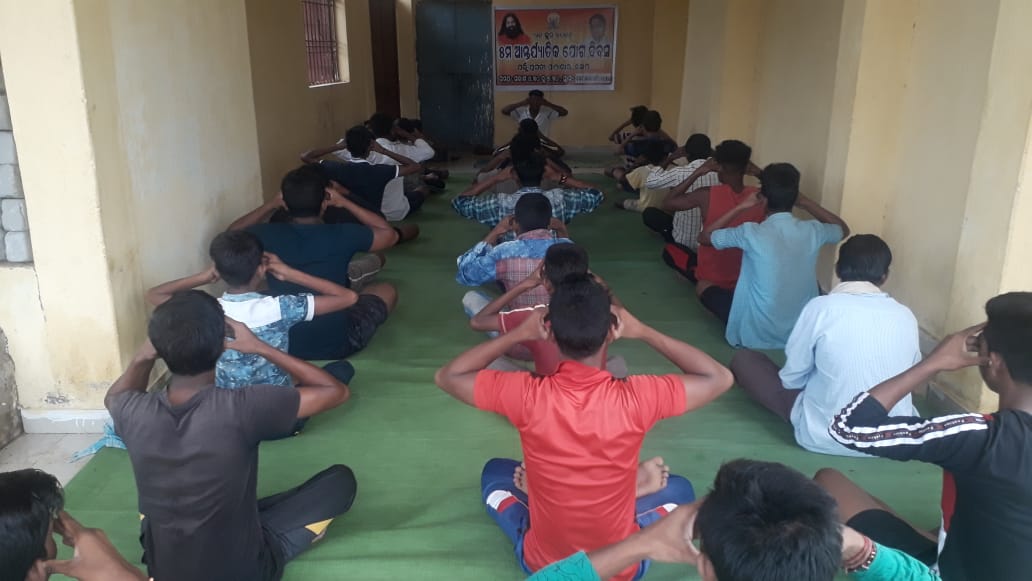 In this #InternationalDayOfYoga, Biju Yuva Vahini volunteers of Bongomunda Block of Bolangir District kick-started their morning by practicing yoga, making it an integral part of daily routine to strengthen the body &amp; mind.

#InternationalYogaDay #YogaForAll #YogaDay2019 #Odisha