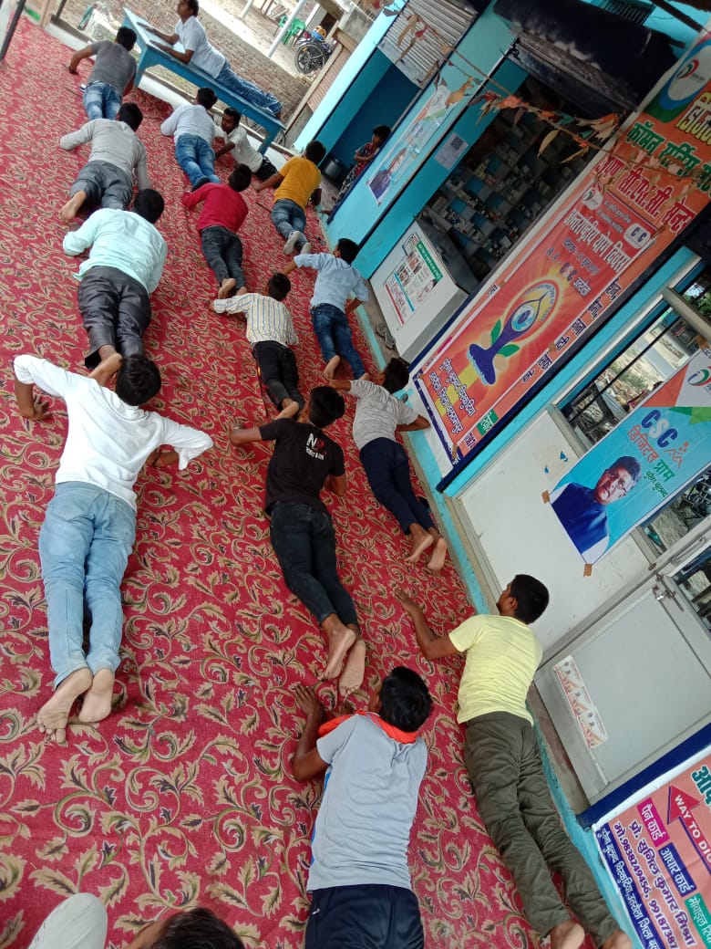 LOKESHPRATAPYA1's tweet image. @CSCegov_अंतर्राष्ट्रीय योग दिवस के शुभ अवसर पर आज डिजिटल ग्रामपंचायत पुरैना बुलंद, उतरौला, बलरामपुर में कॉमन सर्विस सेंटर पर योग शिविर का आयोजन किया गया और इसमें गांव के लोगों के साथ योगाभ्यास करते हुए विभिन्न आसनों को किया गया और योग के महत्व को बताया गया। &quot;करे योग, रहे निरोग।&quot;