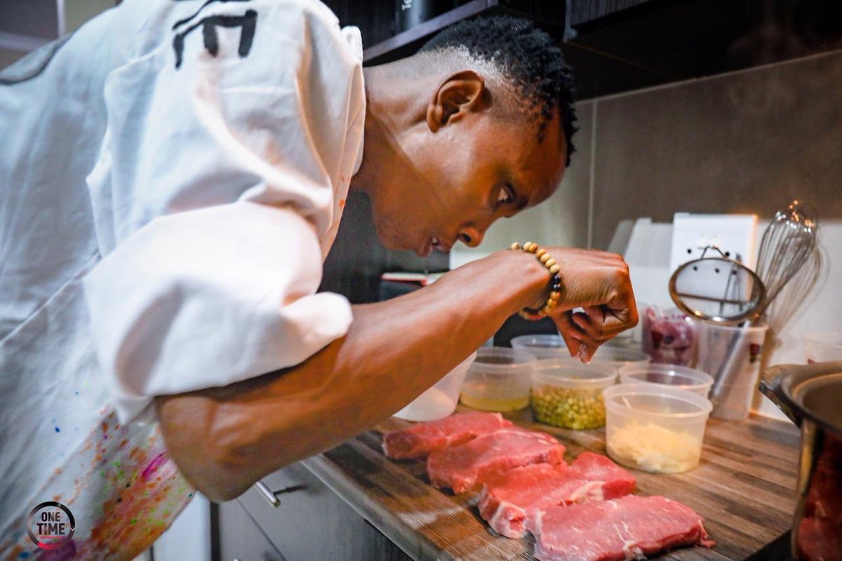 EdutainmentTour's tweet photo. 1st up Cooking with @sautisol sol for the S.A recording session.

#edutainmentour2019t#sweetgenious#onetime#sweetgeniousprivatechef#chefsofinstagram#privatediningexperience#popartistry2019#foodblogger#cooking#dijotsentswembu

📸: @OneTime_MediaProductionz https://t.co/JLFYoAbNuk
