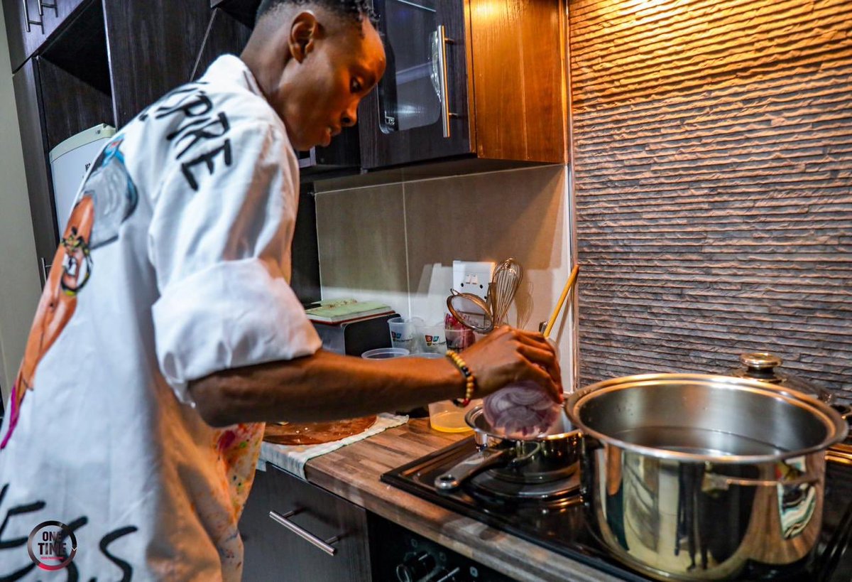 EdutainmentTour's tweet photo. 1st up Cooking with @sautisol sol for the S.A recording session.

#edutainmentour2019t#sweetgenious#onetime#sweetgeniousprivatechef#chefsofinstagram#privatediningexperience#popartistry2019#foodblogger#cooking#dijotsentswembu

📸: @OneTime_MediaProductionz https://t.co/JLFYoAbNuk