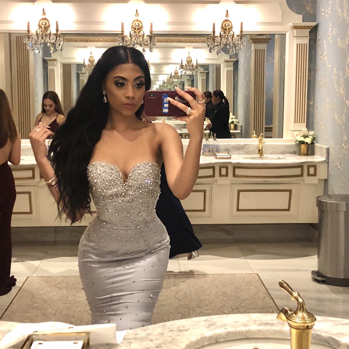 ashcrayolaa's tweet photo. turned into kim k for the evening https://t.co/aPFRXO3r3J