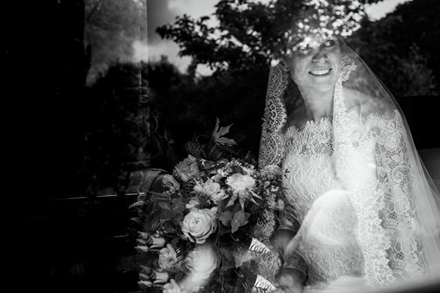 Isabel on the way to the church in a horse drawn carriage. bit.ly/2Iu7hp7