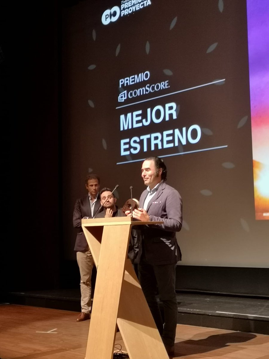 GuillenArturo's tweet photo. Afortunado de poder entregar #PremiosProyecta a Universal Pictures y @FilmBayona por el estreno del año con Jurassic World- Fallen Kingdom. El mejor ejemplo de que con pasión y perseverancia se puede conseguir cualquier cosa. https://t.co/SwXkrQDFeV