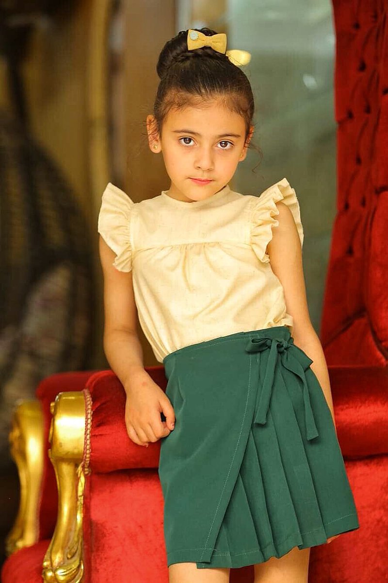 abdallaelbata's tweet photo. ف نهايه السنه حبيت اشاركم اول حاجه اعملها ف مسيرتي كFashion Designer قد الدنيا😂♥️
دي اول قطعه تكون من تصميمي و اول شغل ليا ف القسم ك تنفيذ♥️
الجيبه فكرتها من كتاب الباترون و مغير فيها جزء بسيط و البلوزه مستلهمه من سمك الCelestial eye♥️
و ككل الوان و تصميم مصدر الاستلهام السمك 🐟 https://t.co/WZvVTKRpb2