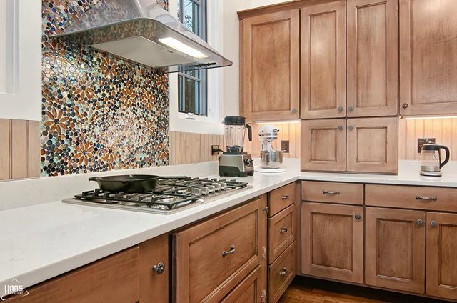 I love the cabinet layout for this kitchen from Mountain Side Kitchen &amp; Bath! #haascabinet #cabinetry #woodworking bit.ly/2Y2WKH9