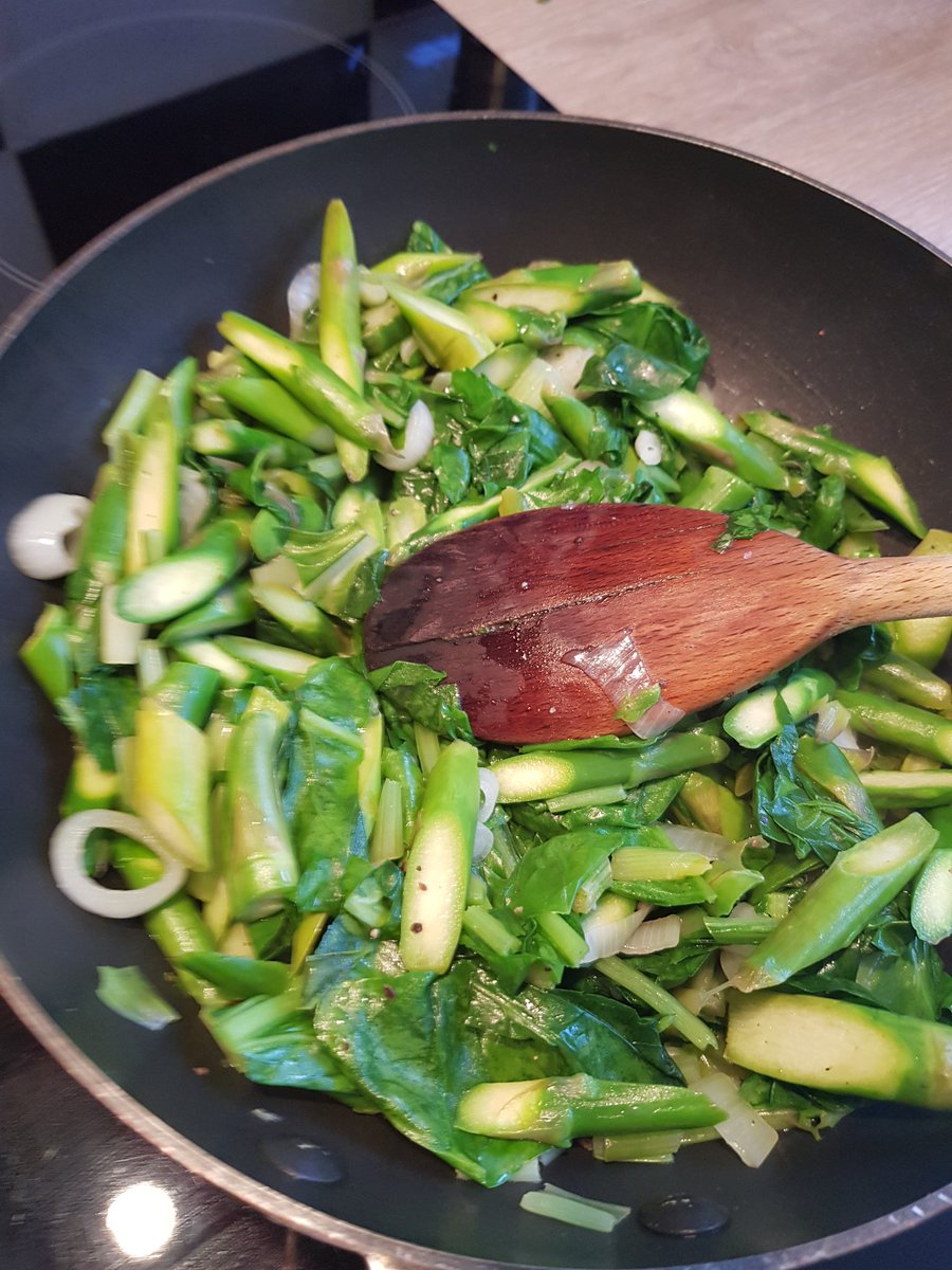AJobaLCHDip's tweet image. Made a beautiful vegan tart/quiche today. Asparagus, spring onions, spinach, parsley. Will come in handy for lunch tmw. #Happiness #Gratitude #FridayCooking #Vegan #Vegetables #SummerSolstice @JacquiRushtn @NickyPatrick1 @Exceedingly_v @Nafisatherapy @Anjuladevi