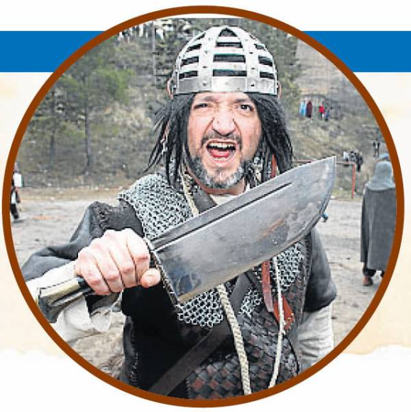 アプロ 歴史知らない人が嘘だと思うけど本当の事言え カタルーニャ傭兵団の主力は 長年異教徒と戦い続けた山岳民の精兵 アルモガバルス 1311年のアテネ公との戦いでは 公が率いる6千騎の騎士を予め造った人造沼地に誘い込む 脚を取られた騎士たちを