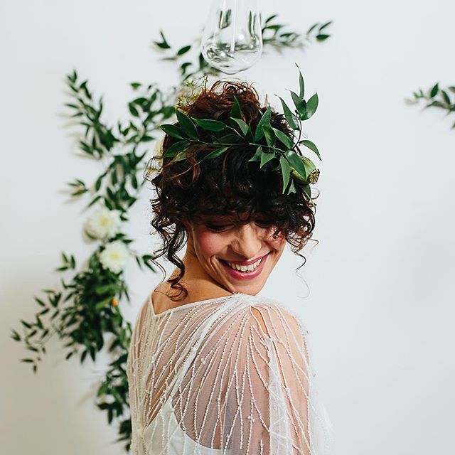 Loved this styled shoot I worked on. I made the backdrop with Italian ruscus and avalanche roses. So effective and pretty!
.
#Venuestylist #yorkshireweddings #venuestyling #weddingstylist #ambiencevenuestyling #bridetobe #venuedecor #weddings #weddingsty… bit.ly/2Rw8hvZ